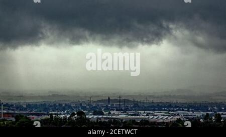 Glasgow, Schottland, Großbritannien 2. September, 2020: UK Wetter:starker Regen über dem Süden der Stadt, da starke Wolken den Tag dunkel halten.das intu Einkaufszentrum und braehead unter einer Wolke Quelle: Gerard Ferry/Alamy Live News Stockfoto