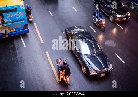 Foto von typischen Bangkok Verkehr unter einem Spaziergang entlang Sukhumvit Rd. In der Nähe von Soi 12 Asoke, Bangkok Thailand. Stockfoto