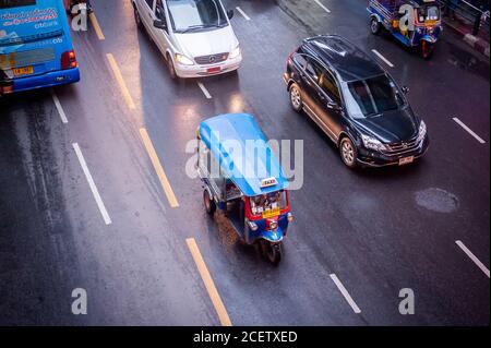 Foto von typischen Bangkok Verkehr unter einem Spaziergang entlang Sukhumvit Rd. In der Nähe von Soi 12 Asoke, Bangkok Thailand. Stockfoto