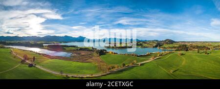 Leuchtende Herbstfarben im Ostallgäu rund um den Forggensee Stockfoto