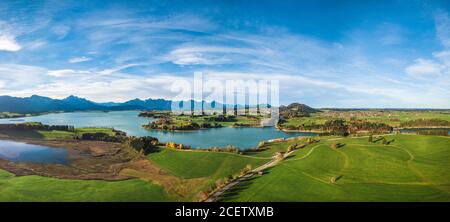 Leuchtende Herbstfarben im Ostallgäu rund um den Forggensee Stockfoto
