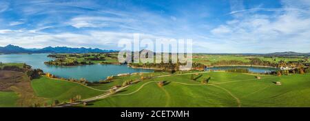 Leuchtende Herbstfarben im Ostallgäu rund um den Forggensee Stockfoto