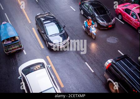 Foto von typischen Bangkok Verkehr unter einem Spaziergang entlang Sukhumvit Rd. In der Nähe von Soi 12 Asoke, Bangkok Thailand. Stockfoto