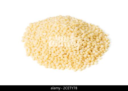 Großer Couscous isoliert auf weißem Hintergrund. Vorderansicht, Nahaufnahme Stockfoto