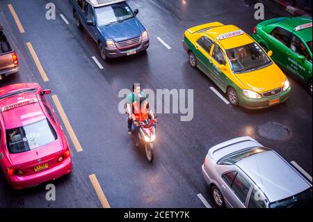 Foto von typischen Bangkok Verkehr unter einem Spaziergang entlang Sukhumvit Rd. In der Nähe von Soi 12 Asoke, Bangkok Thailand. Stockfoto