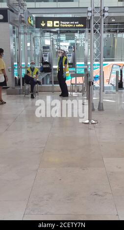 Hygienekontrolle am Flughafen Madrid Barajas, Spanien. Stockfoto