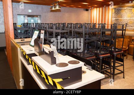 Seoul, Südkorea. September 2020. Tische und Stühle stapeln sich in einem Starbucks in Seoul, Südkorea, 2. September 2020. Südkorea meldete 267 weitere Fälle im Vergleich zu vor 24 Stunden, was die Gesamtzahl der Infektionen auf 20,449 erhöht. Quelle: Lee Sang-ho/Xinhua/Alamy Live News Stockfoto