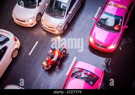 Foto von typischen Bangkok Verkehr unter einem Spaziergang entlang Sukhumvit Rd. In der Nähe von Soi 12 Asoke, Bangkok Thailand. Stockfoto