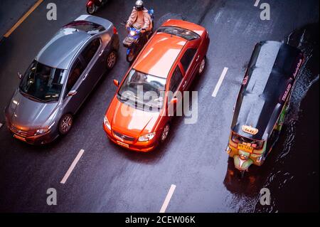 Foto von typischen Bangkok Verkehr unter einem Spaziergang entlang Sukhumvit Rd. In der Nähe von Soi 12 Asoke, Bangkok Thailand. Stockfoto