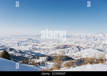 Panoramablick auf die Berge mit Felsen in den Tien Shan Bergen in Zentralasien bei Taschkent an einem sonnigen Wintertag. Die beste Aussicht vom Beld Stockfoto