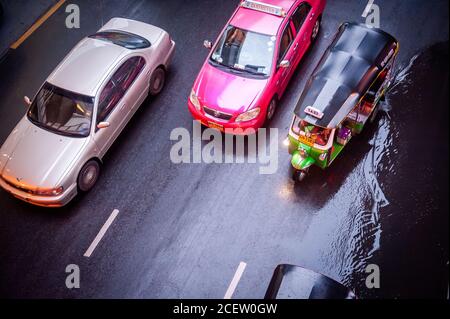 Foto von typischen Bangkok Verkehr unter einem Spaziergang entlang Sukhumvit Rd. In der Nähe von Soi 12 Asoke, Bangkok Thailand. Stockfoto