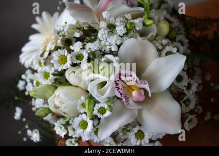 Nahaufnahme, Makroblumensträuße mit Orchidee und weißen Blumen. Heilige Kommunion, Hochzeit. Stockfoto