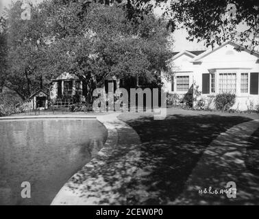 HUMPHREY BOGART und LAUREN BACALL 1945 frisch vermähltes Familienhaus am Benedict Canyon Los Angeles Werbefoto von Warner Bros Stockfoto