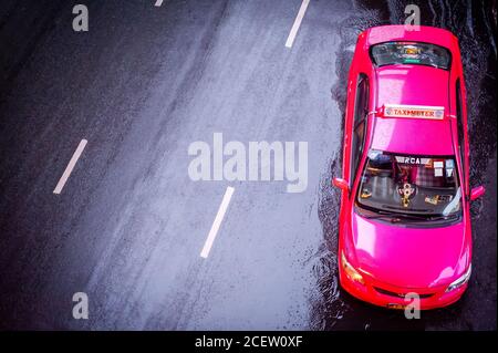 Foto von typischen Bangkok Verkehr unter einem Spaziergang entlang Sukhumvit Rd. In der Nähe von Soi 12 Asoke, Bangkok Thailand. Stockfoto