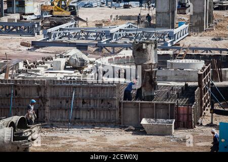 Taraz/Kasachstan - April 25 2012: Renovierung der Phosphatdüngeranlage. Bau der Betonbewehrung Fundament (Keller) von industria Stockfoto