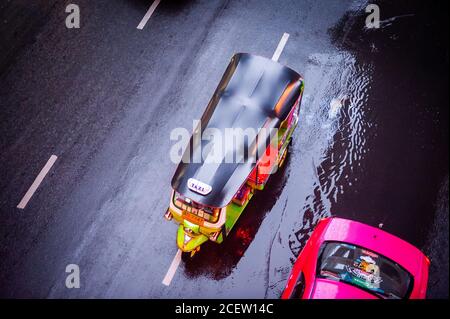 Foto eines typischen Thai Tuk Tuk unter einem Spaziergang entlang Sukhumvit Rd. In der Nähe von Soi 12 Asoke, Bangkok Thailand. Stockfoto