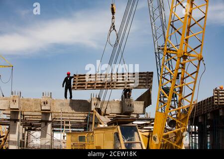 Taraz/Kasachstan - April 25 2012: Renovierung der Phosphordüngeanlage. Bau eines Betonfundaments (Untergeschoss). Mit cran Stockfoto