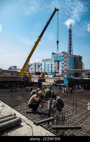 Taraz/Kasachstan - April 25 2012: Renovierung der Phosphordüngeanlage. Bau von Betonverstärkung Keller für neue industrielle bauen Stockfoto