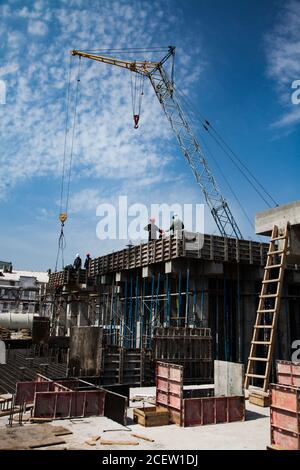 Taraz/Kasachstan-April 25 2012: Phosphat-Düngemittel-Anlage. Bau von Betonfundament (Keller) mit Trägerkran und formwo Stockfoto