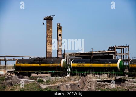 Taraz/Kasachstan - April 25 2012: Phosphordüngeanlage. Eisenbahnterminal mit Tankwagen. Schwefelsäure-Lagertanks. Zerbrochene Industrie Stockfoto