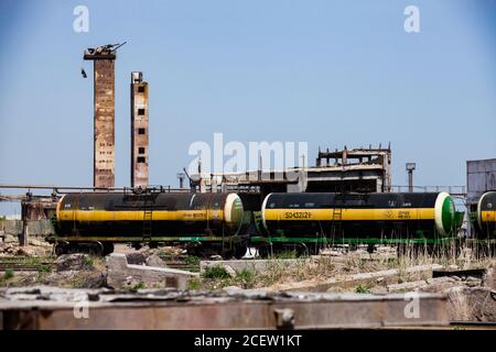 Taraz/Kasachstan - April 25 2012: Phosphordüngeanlage. Eisenbahnterminal mit Tankwagen. Schwefelsäure-Lagertanks. Abgerissen sowjet Stockfoto