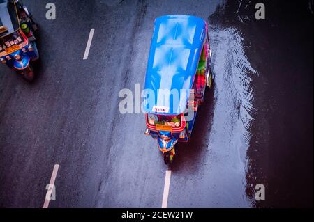 Foto eines typischen Thai Tuk Tuk unter einem Spaziergang entlang Sukhumvit Rd. In der Nähe von Soi 12 Asoke, Bangkok Thailand. Stockfoto