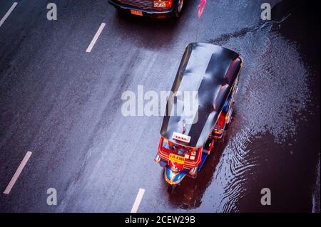 Foto eines typischen Thai Tuk Tuk unter einem Spaziergang entlang Sukhumvit Rd. In der Nähe von Soi 12 Asoke, Bangkok Thailand. Stockfoto