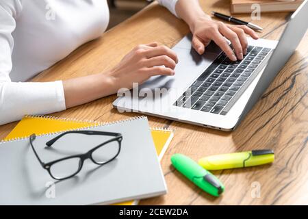 Nahaufnahme der Hände von Studentinnen mit Laptop für das Studium zu Hause. Stockfoto