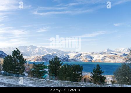 Bergsee Charvak in Usbekistan an einem verschneiten frostigen Tag, umgeben von den Bergen des Tien Shan. Chimgan Pyramiden Stockfoto