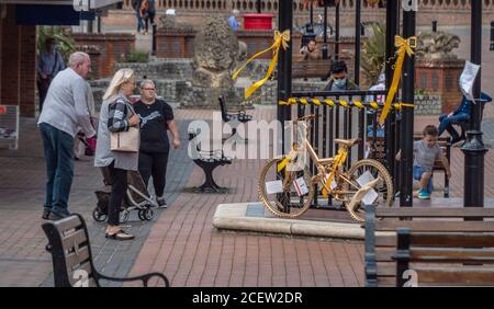 Ein Fahrrad mit Gold gesprüht wird in der Mitte einer Fußgängerzone zur Erinnerung an die Kindheit Krebs Bewusstsein Monat angezeigt. Stockfoto