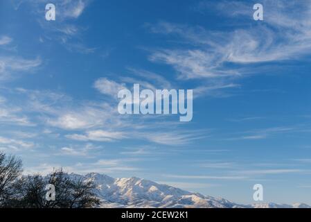 Wunderschöne Wolken über den Tien Shan Bergen im Winter Usbekistan Stockfoto