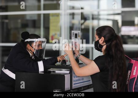 (200902) -- BOGOTA, 2. September 2020 (Xinhua) -- EIN Mitarbeiter überprüft die Passagierdaten am internationalen Flughafen El Dorado in Bogota, der Hauptstadt Kolumbiens, 1. September 2020. Die kolumbianische Hauptstadt Bogota hat am Dienstag ihre beiden wichtigsten Busbahnhöfe nach mehr als fünf Monaten Sperrung wieder für die Öffentlichkeit geöffnet, um die COVID-19-Pandemie einzudämmen. Der Luftverkehrssektor des Landes wurde am Dienstag reaktiviert, wobei mehrere lokale Flüge nach fünf Monaten wegen der Pandemie wieder aufgenommen wurden, während der interkommunale Verkehr in einigen Regionen mit notwendigen Maßnahmen zur Biosicherheit den Betrieb wieder aufgenommen hat Stockfoto