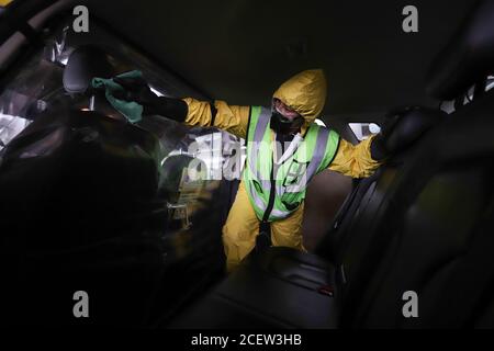 (200902) -- BOGOTA, 2. September 2020 (Xinhua) -- EIN Mitarbeiter desinfiziert ein Taxi vor dem internationalen Flughafen El Dorado in Bogota, der Hauptstadt Kolumbiens, 1. September 2020. Die kolumbianische Hauptstadt Bogota hat am Dienstag ihre beiden wichtigsten Busbahnhöfe nach mehr als fünf Monaten Sperrung wieder für die Öffentlichkeit geöffnet, um die COVID-19-Pandemie einzudämmen. Der Luftverkehrssektor des Landes wurde am Dienstag reaktiviert, wobei mehrere lokale Flüge nach fünf Monaten wegen der Pandemie wieder aufgenommen wurden, während der innerstädtische Verkehr in einigen Regionen mit notwendigen Biosicherheitsmaßnahmen wieder in Betrieb genommen wurde. (Foto Stockfoto