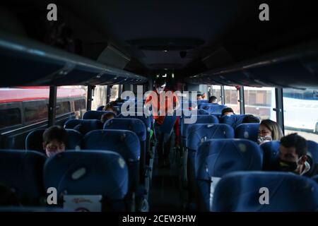 (200902) -- BOGOTA, 2. September 2020 (Xinhua) -- EIN Mitarbeiter führt Sicherheitskontrollen vor der Abfahrt in einem Bus an einem Busbahnhof in Bogota, Hauptstadt von Kolumbien, 1. September 2020 durch. Die kolumbianische Hauptstadt Bogota hat am Dienstag ihre beiden wichtigsten Busbahnhöfe nach mehr als fünf Monaten Sperrung wieder für die Öffentlichkeit geöffnet, um die COVID-19-Pandemie einzudämmen. Der Luftverkehrssektor des Landes wurde am Dienstag reaktiviert, wobei mehrere lokale Flüge nach fünf Monaten wegen der Pandemie wieder aufgenommen wurden, während der innerstädtische Verkehr in einigen Regionen mit notwendigen Biosicherheitsmaßnahmen wieder in Betrieb genommen wurde. Stockfoto