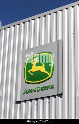 Roanne, Frankreich - 5. Juli 2020: John Deere Schild an einer Wand. John Deere ist ein amerikanisches Unternehmen, das landwirtschaftliche Maschinen herstellt Stockfoto