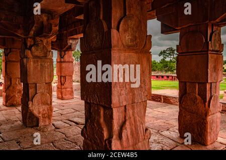 Sangameshwara Tempel pattadakal Innenraum atemberaubende Steinkunst mit dramatischen Himmel. Es ist eines der UNESCO-Welterbestätten und Komplex von 7. Und Stockfoto