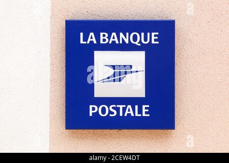 Villefranche, Frankreich - 24. Mai 2020: Banque postale Logo an einer Wand. La Banque postale ist eine französische Bank, die am 1. Januar 2006 gegründet wurde Stockfoto