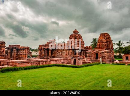 Pattadakal Tempel Gruppe von Denkmälern atemberaubende Steinkunst aus verschiedenen Winkel mit dramatischen Himmel. Es ist eines der UNESCO-Welterbestätten und CO Stockfoto