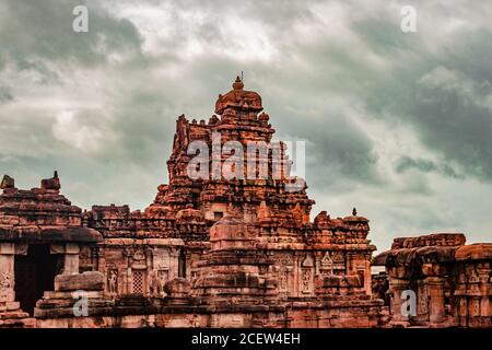 Sangameshwara Tempel pattadakal atemberaubende Steinkunst aus verschiedenen Winkel mit dramatischen Himmel. Es ist eines der UNESCO-Welterbestätten und Komplex Stockfoto