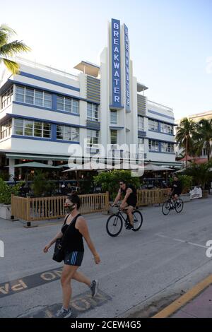 Miami Beach, FL, USA. September 2020. Restaurants in Miami-Dade County haben ihre Indoor-Dining-Bereiche mit 50% Kapazität und einer Mandating eine tägliche 10 Uhr bis 6 Uhr morgens Sperrstunde während der COVID-19 Pandemie am 1. September 2020 in Miami Beach, Florida wieder geöffnet. Quelle: Mpi04/Media Punch/Alamy Live News Stockfoto