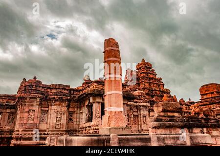 Malikarjuna Tempel pattadakal atemberaubende Steinkunst aus verschiedenen Winkel mit dramatischen Himmel. Es ist eines der UNESCO-Welterbestätten und Komplex Stockfoto