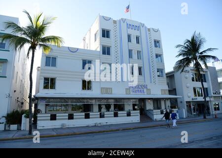 Miami Beach, FL, USA. September 2020. Restaurants in Miami-Dade County haben ihre Indoor-Dining-Bereiche mit 50% Kapazität und einer Mandating eine tägliche 10 Uhr bis 6 Uhr morgens Sperrstunde während der COVID-19 Pandemie am 1. September 2020 in Miami Beach, Florida wieder geöffnet. Quelle: Mpi04/Media Punch/Alamy Live News Stockfoto