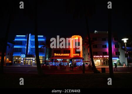 Miami Beach, FL, USA. September 2020. Restaurants in Miami-Dade County haben ihre Indoor-Dining-Bereiche mit 50% Kapazität und einer Mandating eine tägliche 10 Uhr bis 6 Uhr morgens Sperrstunde während der COVID-19 Pandemie am 1. September 2020 in Miami Beach, Florida wieder geöffnet. Quelle: Mpi04/Media Punch/Alamy Live News Stockfoto
