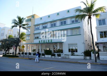 Miami Beach, FL, USA. September 2020. Restaurants in Miami-Dade County haben ihre Indoor-Dining-Bereiche mit 50% Kapazität und einer Mandating eine tägliche 10 Uhr bis 6 Uhr morgens Sperrstunde während der COVID-19 Pandemie am 1. September 2020 in Miami Beach, Florida wieder geöffnet. Quelle: Mpi04/Media Punch/Alamy Live News Stockfoto