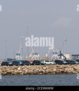 Krane, Container und importierte Autos in Västra hamnen, Malmö. Foto Jeppe Gustafsson Stockfoto