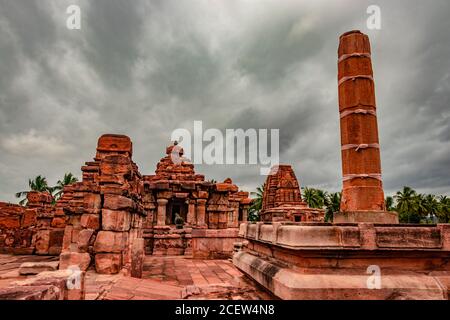 Malikarjuna Tempel pattadakal atemberaubende Steinkunst aus verschiedenen Winkel mit dramatischen Himmel. Es ist eines der UNESCO-Welterbestätten und Komplex Stockfoto
