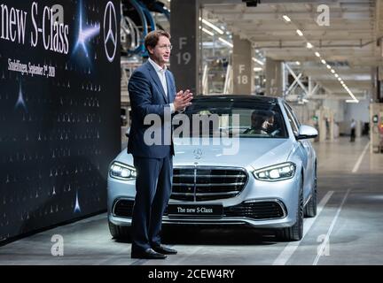 Sindelfingen, Deutschland. September 2020. Ola Källenius, Vorstandsvorsitzender der Daimler AG, präsentiert die neue Mercedes-Benz S-Klasse bei der Weltpremiere im 'Factory 56'. Kredit: Silas Stein/dpa/Alamy Live Nachrichten Stockfoto