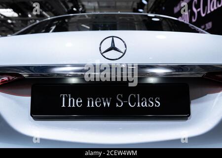 Sindelfingen, Deutschland. September 2020. Der Schriftzug "die neue S-Klasse" ist auf dem Nummernschildhalter bei der Weltpremiere der neuen Mercedes-Benz S-Klasse im "Factory 56" zu sehen. Kredit: Silas Stein/dpa/Alamy Live Nachrichten Stockfoto