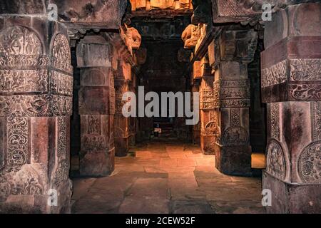 virupaksha Tempel Pattadakal Innenarchitektur auf Steinsäulen. Es ist eines der UNESCO-Welterbestätten und Komplex des 7. Und 8. Jahrhunderts CE Hindu an Stockfoto