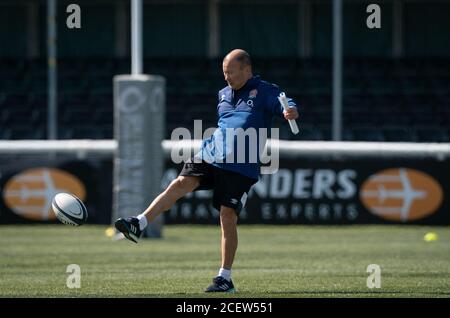 Ealing, Großbritannien. September 2020. England Head Coach Eddie Jones als England RFU Coaching Mitarbeiter nehmen Ealing Trailfinders Training Session auf Trailfinders Sports Ground, Ealing, England am 1. September 2020. Foto von Andy Rowland. Kredit: Prime Media Images/Alamy Live Nachrichten Stockfoto